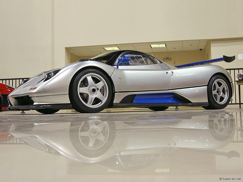 This just isn’t a flattering angle for the zonda. It reeks of late 90s concept car design.